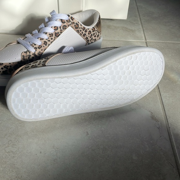 Super cute Michael Kors shoes, size 9 - Picture 3 of 7